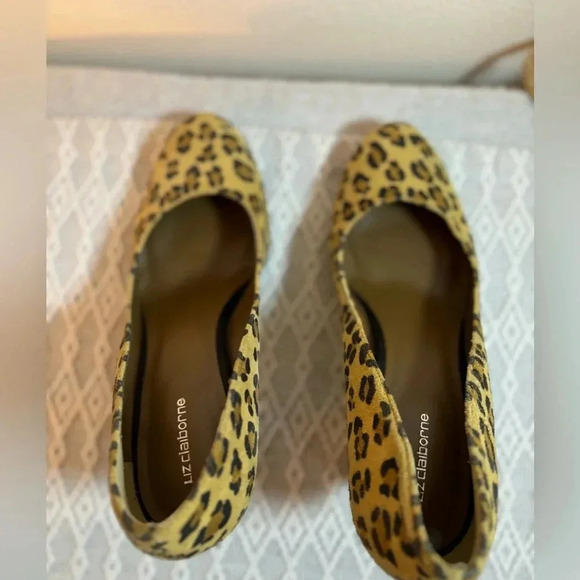 Liz Claiborne Leopard Pump Size 8. Non slip bottom. 3” Heel. - Picture 4 of 9